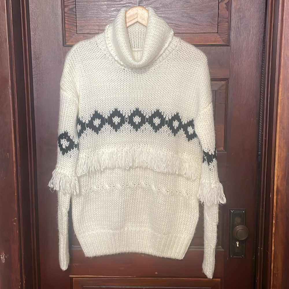 🖤Cozy White and Black Knit Sweater Size Small